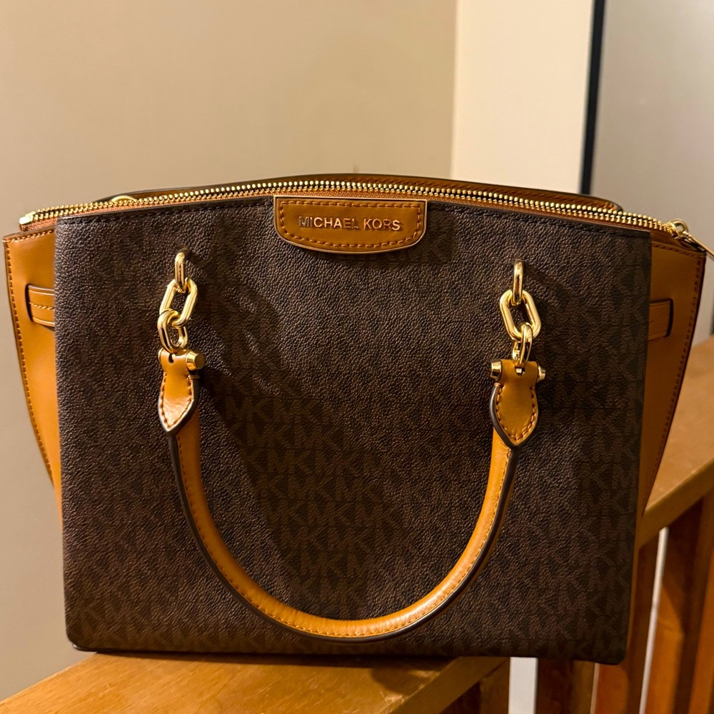 NWT Michael Kors purse!
